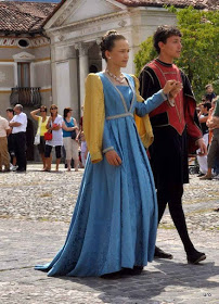 Cortejo Histórico em Feltre, Itália. Um casal jovem