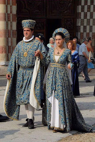 Cortejo histórico em Asti, Itália. Um casal